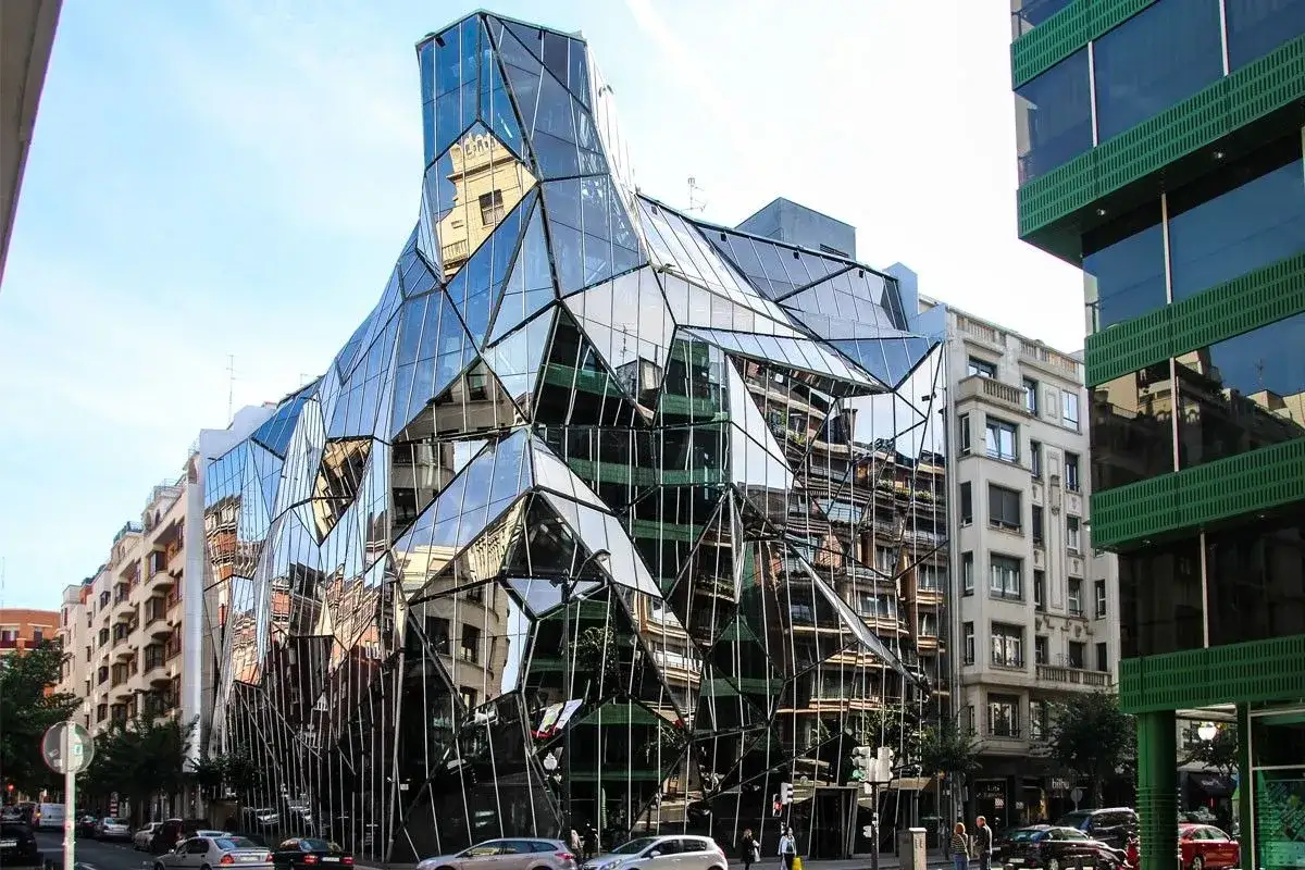 Edificio moderno con facciata a specchio, un'attrazione imperdibile per chi visita Bilbao cosa vedere in 3 giorni.