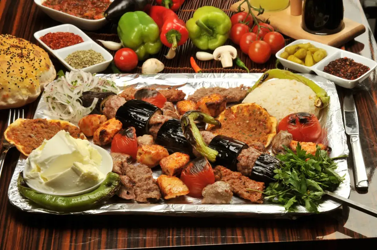 Un piatto misto di kebab, melanzane, pomodori e riso, perfetto per scoprire cosa mangiare a Istanbul.