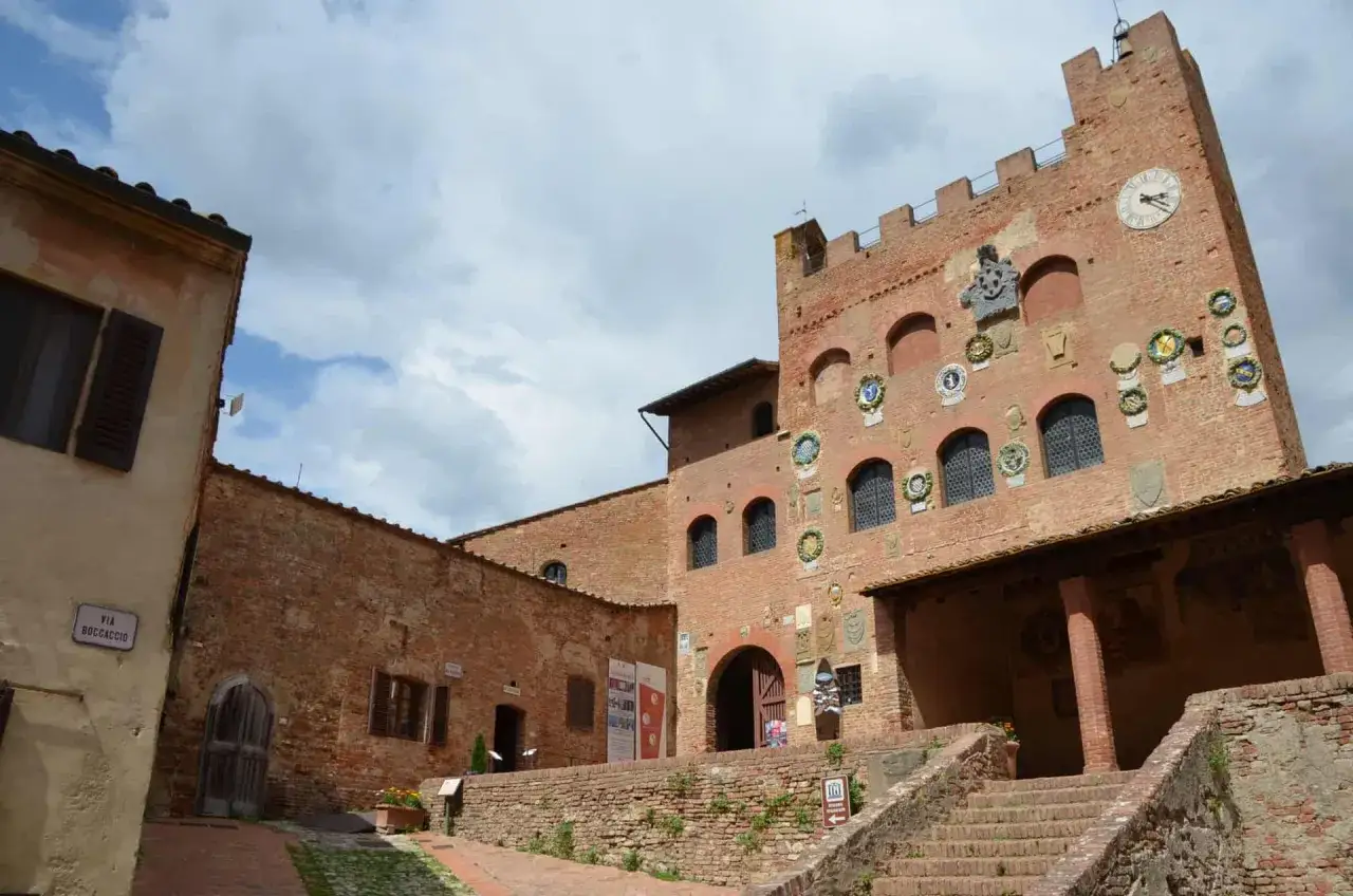 Certaldo cosa vedere: Palazzo Pretorio, con la sua torre dell'orologio e gli stemmi araldici, domina la piazza.
