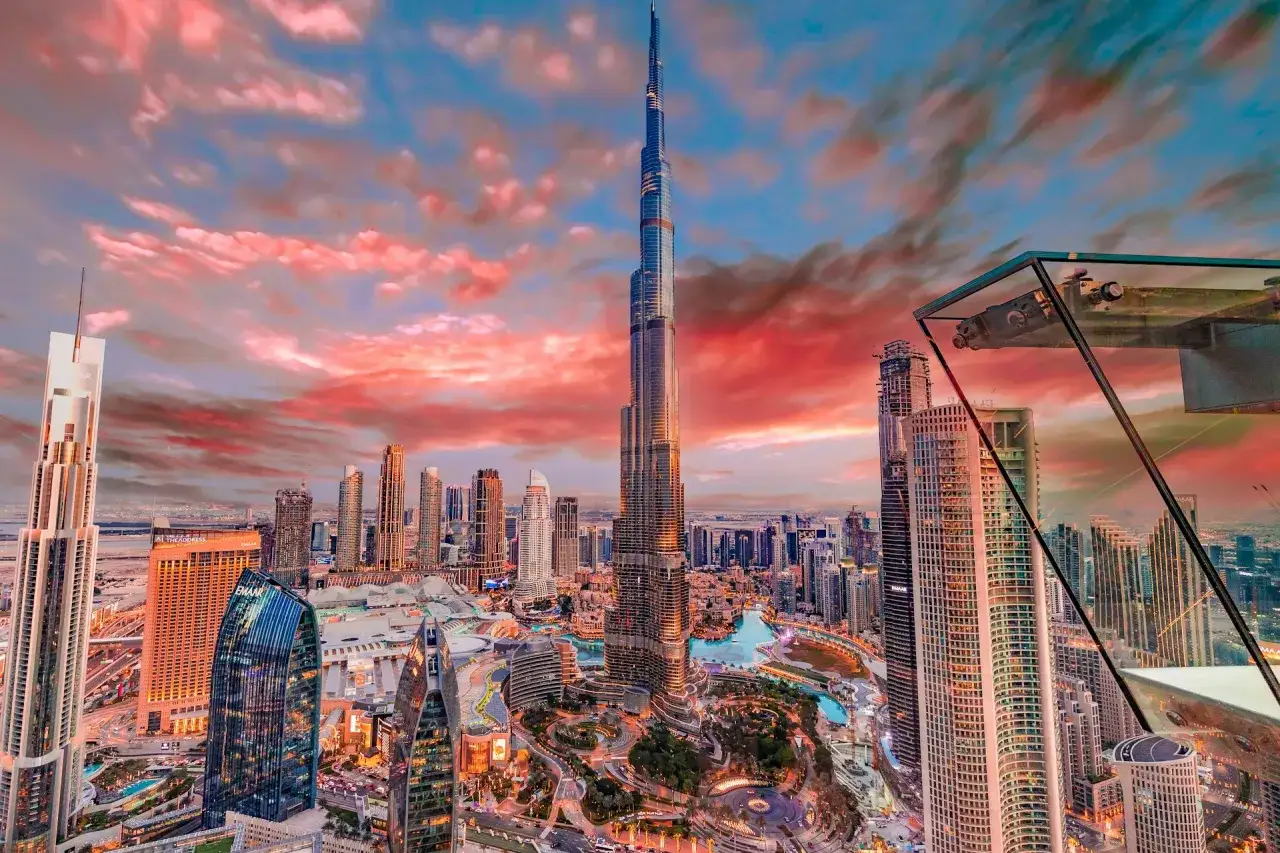 Skyline di Dubai al tramonto con il Burj Khalifa. Un'idea per cosa vedere a Dubai in 3 giorni, tra grattacieli e luci.