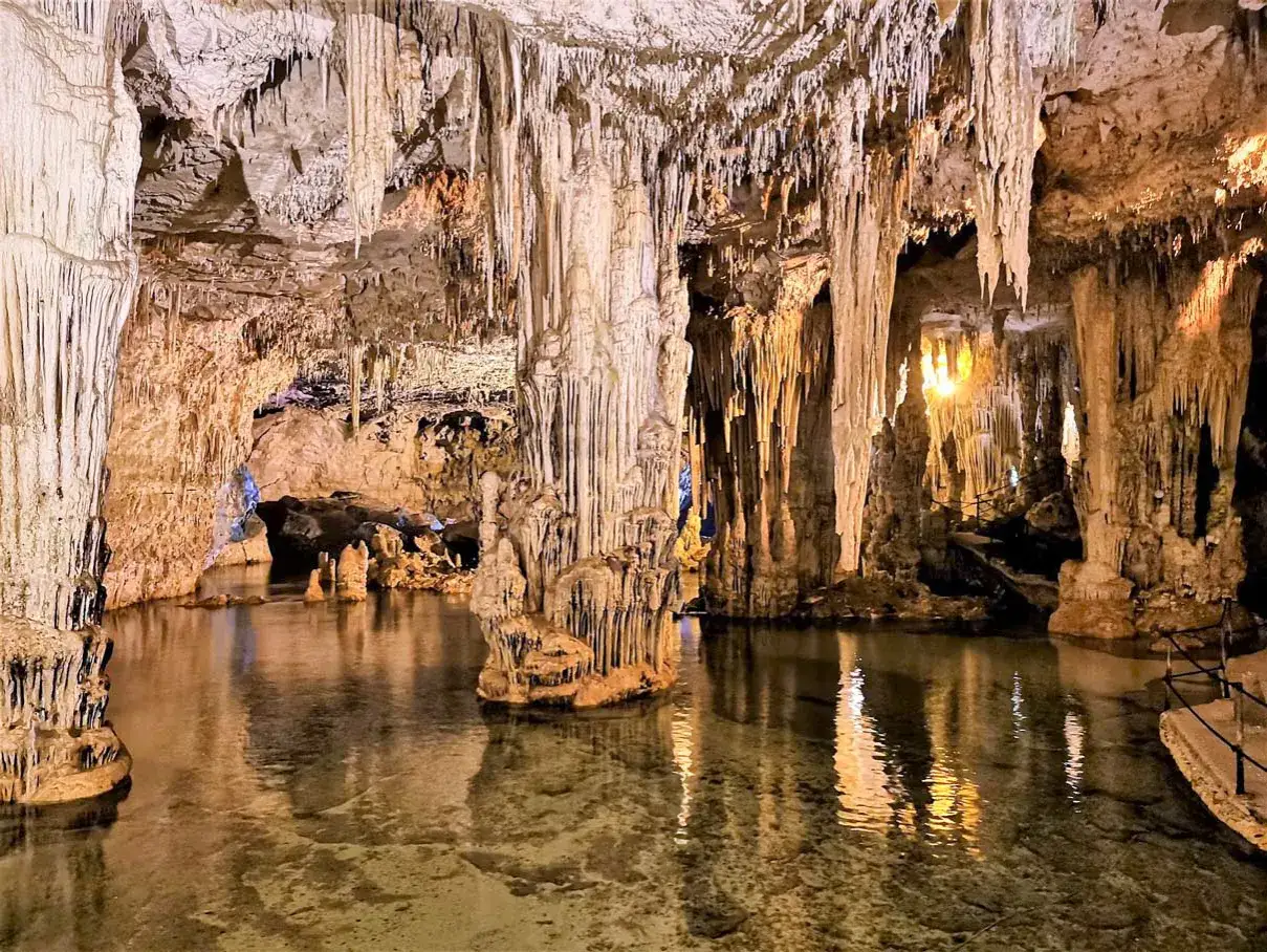 Grotte di Nettuno, un'esperienza magica durante il tuo tour Sardegna 7 giorni. Stalattiti e stalagmiti creano uno spettacolo naturale unico.