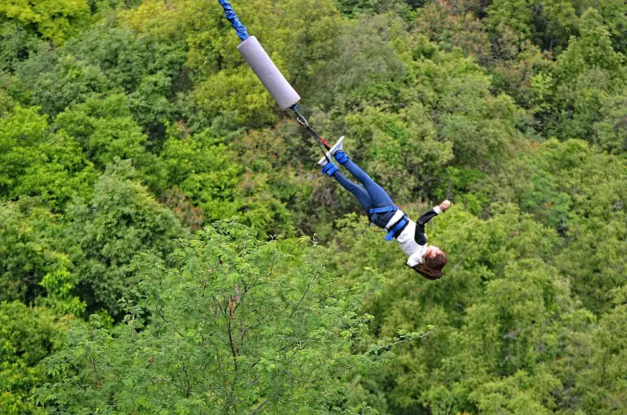 Un'emozione pura in un salto di bungee jumping Italia, tra il verde lussureggiante.