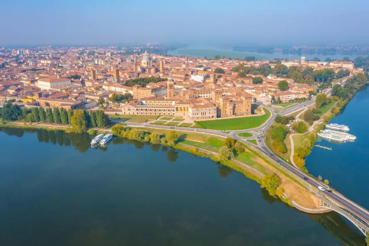 Vista aerea di Mantova, con il Palazzo Ducale e il fiume Mincio. Un'ottima panoramica per scoprire cosa vedere a Mantova.
