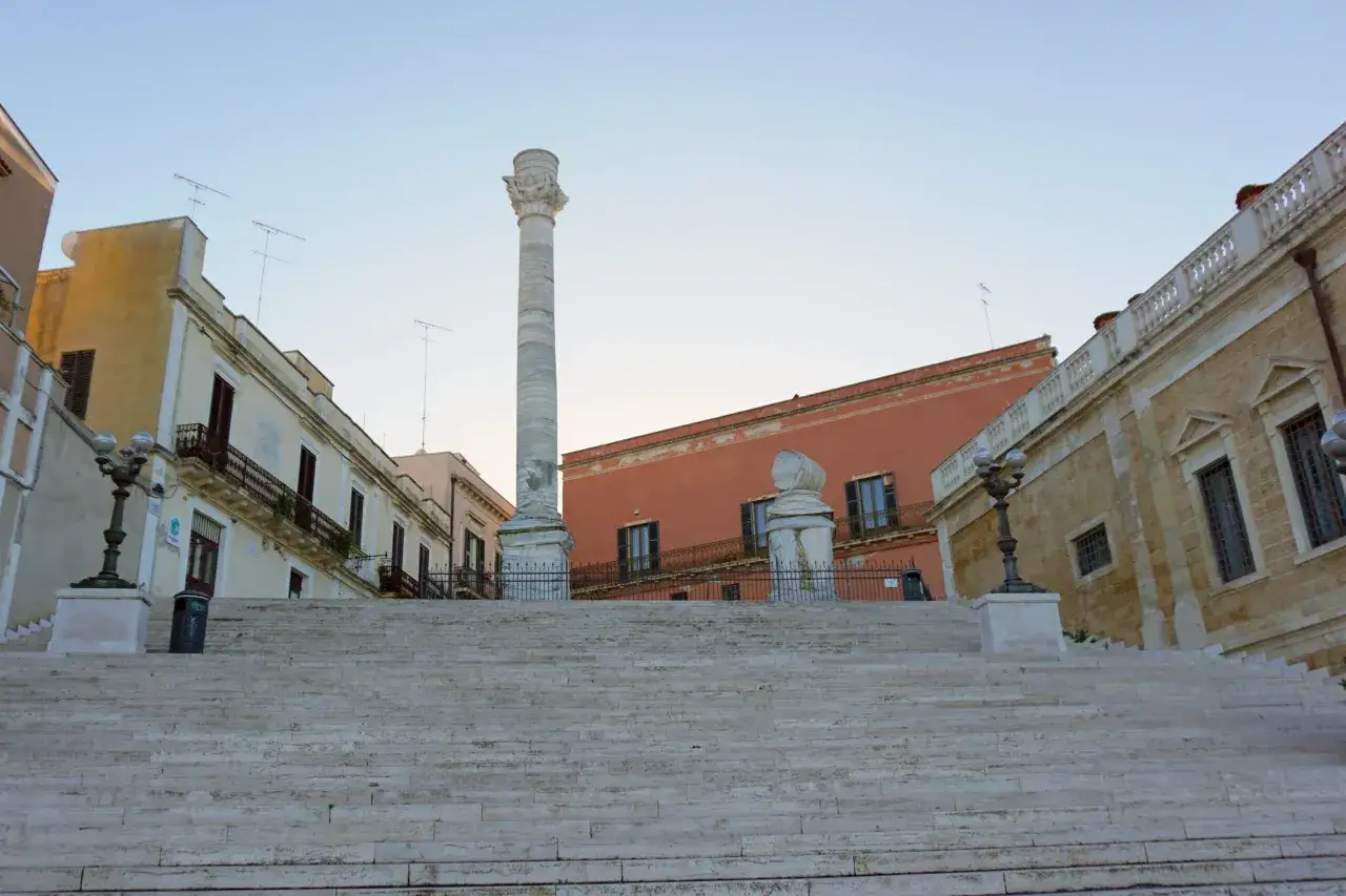 Le Colonne di Brindisi, un must per chi visita la città. Ecco cosa vedere a Brindisi in un giorno, partendo da questa imponente scalinata.