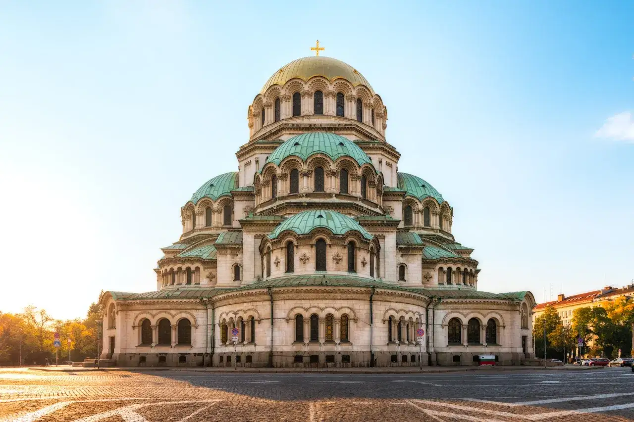 La Cattedrale Alexander Nevsky, un'icona di cosa fare a Sofia, domina il cielo con le sue cupole dorate e verdi.