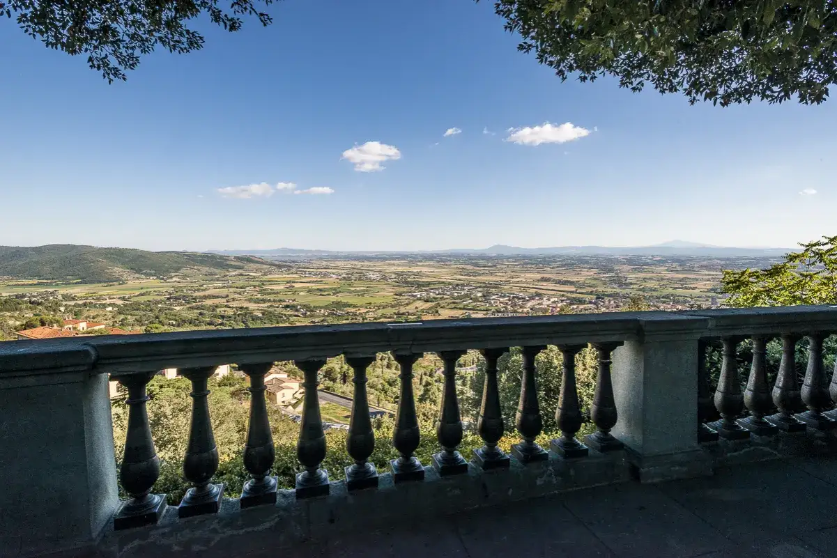 Vista panoramica dalla terrazza di Cortona, dove si trova questo incantevole borgo toscano, con la valle sottostante e le colline all'orizzonte.
