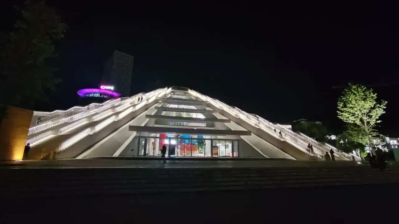 La Piramide di Tirana illuminata di notte, un luogo iconico da includere nel tuo itinerario su cosa vedere a Tirana in 3 giorni.