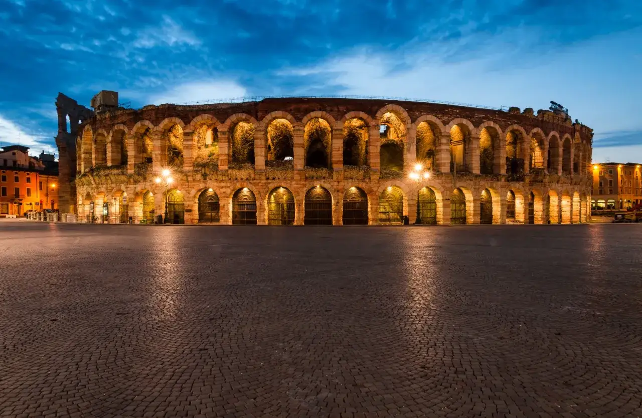 Arena di Verona illuminata di sera, un'icona da non perdere se ti chiedi cosa vedere a Verona in un giorno.