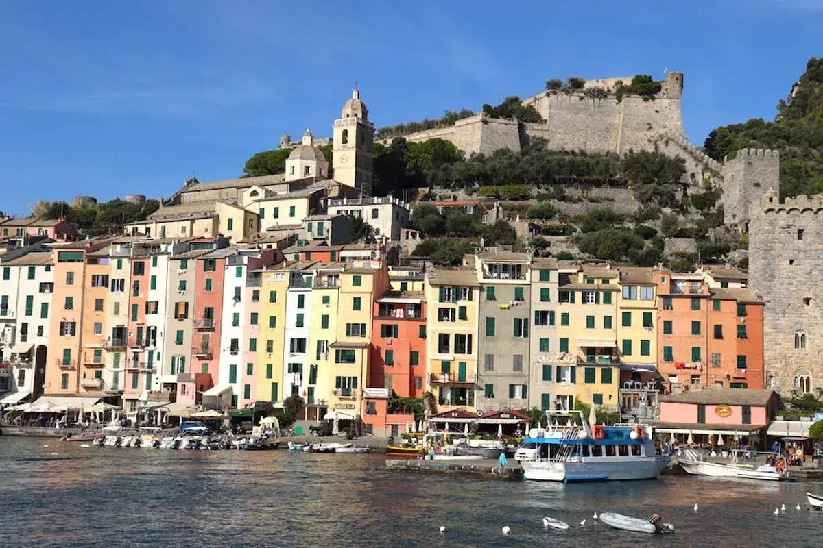 Porto Venere: case colorate sul mare, un castello in collina. Posti belli da visitare in Italia a poco prezzo, un sogno realizzabile.
