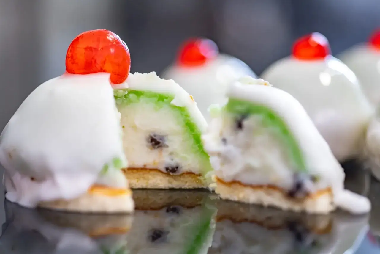 Dolci siciliani: cassata con canditi e ciliegina rossa, un'esplosione di sapori tra i piatti tipici della Sicilia.