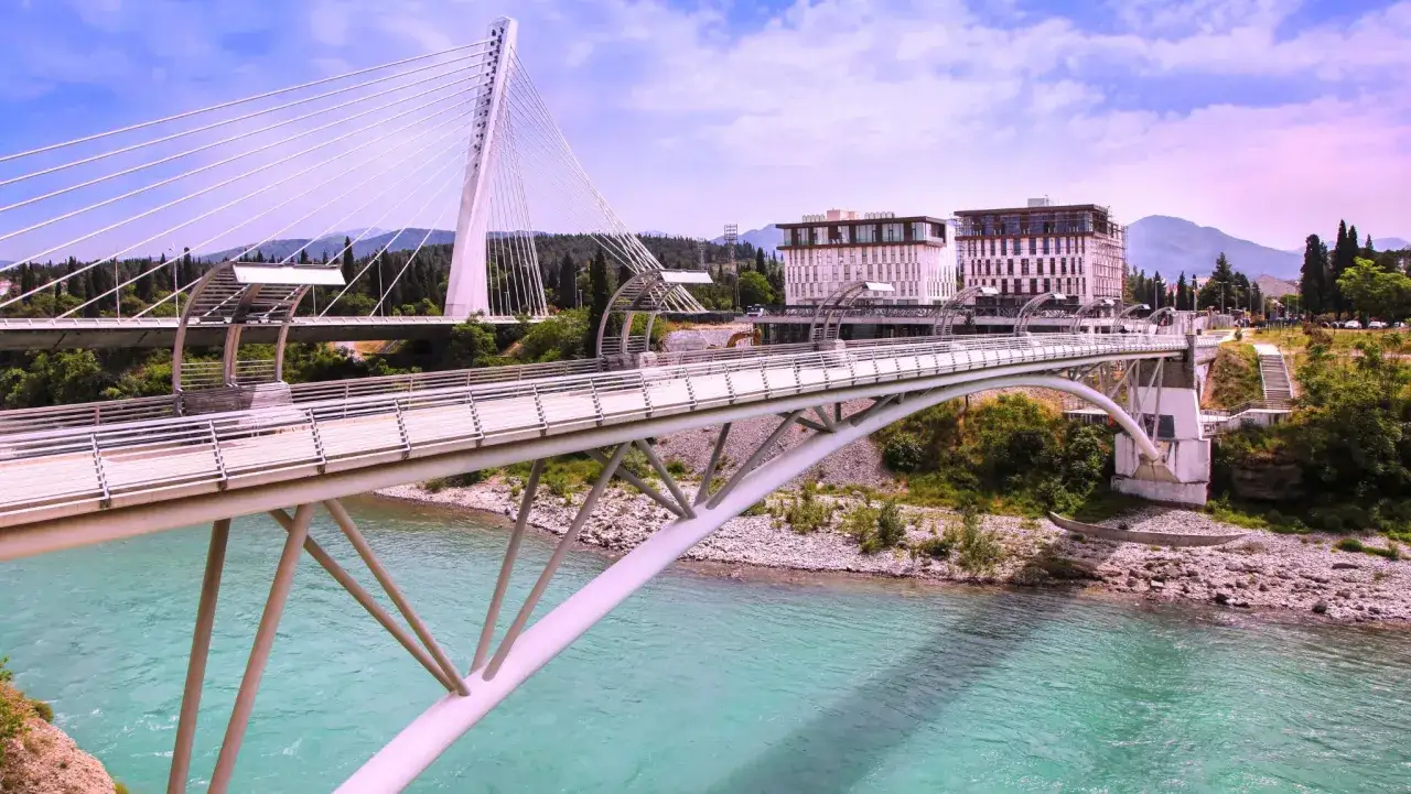 Ponti moderni e edifici eleganti sul fiume a Podgorica, cosa vedere per un panorama mozzafiato.
