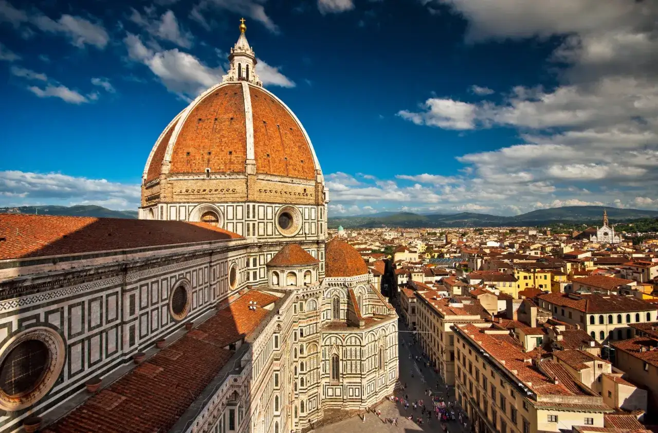 La cupola del Duomo di Firenze domina il panorama, un'ottima vista per chi vuole sapere cosa vedere a Firenze in un giorno.