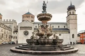 Fontana del Nettuno e Duomo di Trento, un'ottima introduzione per cosa vedere a Trento in un giorno.