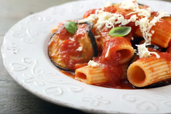 Pasta alla Norma, un classico da provare se ti chiedi cosa mangiare a Catania. Melanzane, pomodoro e ricotta salata.