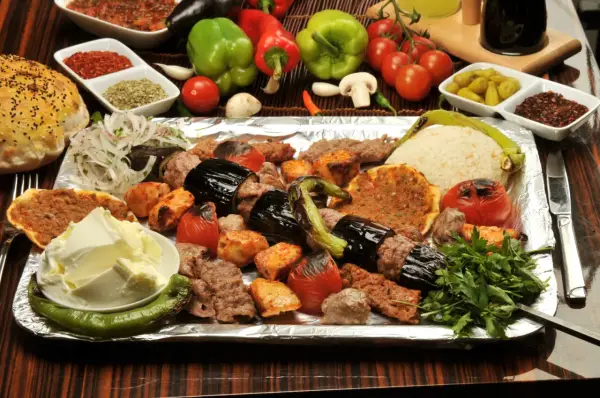 Un assaggio di cosa mangiare a Istanbul: un piatto ricco di kebab, melanzane, pomodori arrostiti, riso e pane.