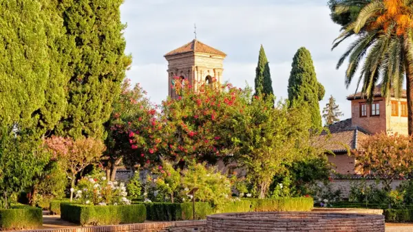 Giardini fioriti e torre moresca, un assaggio di cosa vedere a Granada in un giorno.