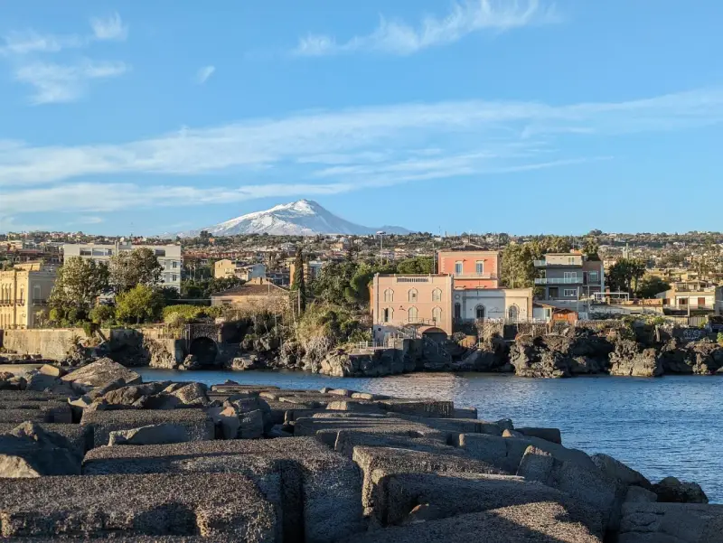 Vista di Catania e dell'Etna innevato, ideale per scoprire cosa vedere a Catania e dintorni in 3 giorni.