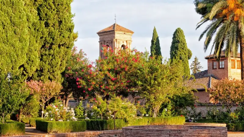 Giardini fioriti e torre moresca, un assaggio di cosa vedere a Granada in un giorno.