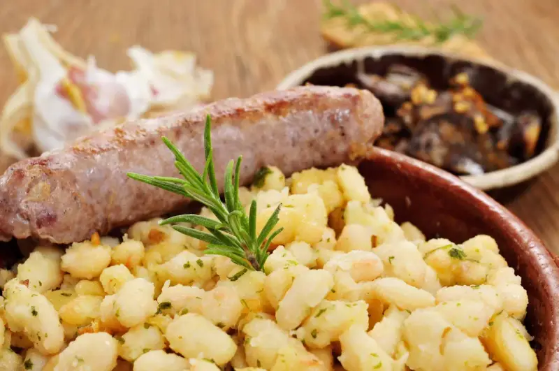Salsiccia con patate e gamberi, un'idea gustosa su cosa mangiare a Barcellona.