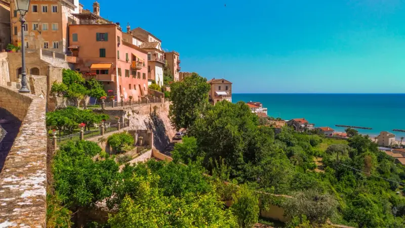 Case colorate a picco sul mare, giardini lussureggianti e scorci mozzafiato: ecco cosa vedere a Grottammare, un gioiello marchigiano.