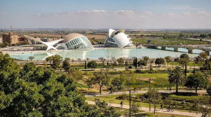 La Città delle Arti e delle Scienze di Valencia, un'idea per cosa vedere a Valencia in 3 giorni, con un parco rigoglioso e persone che passeggiano.