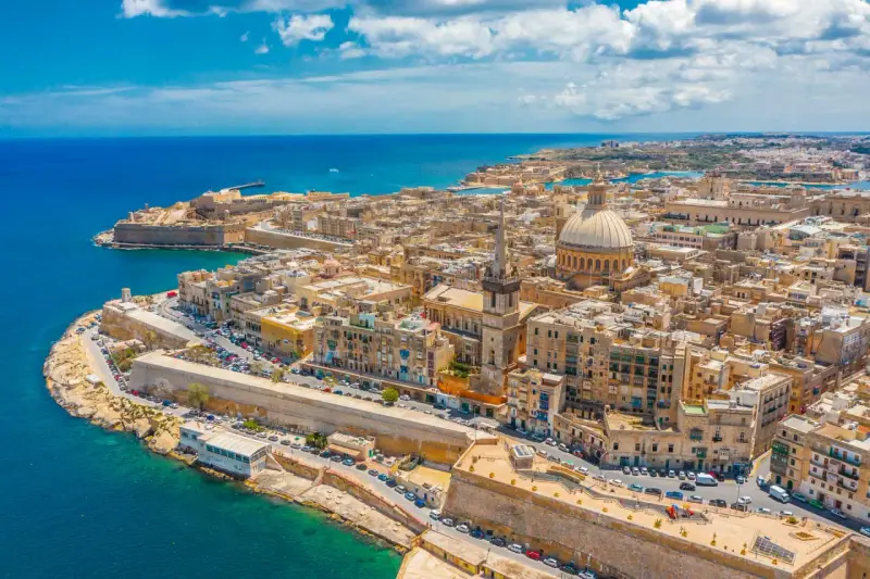 Valletta, Malta, vista aerea: un'idea di cosa fare a Malta esplorando le sue fortificazioni storiche e la cupola della cattedrale.